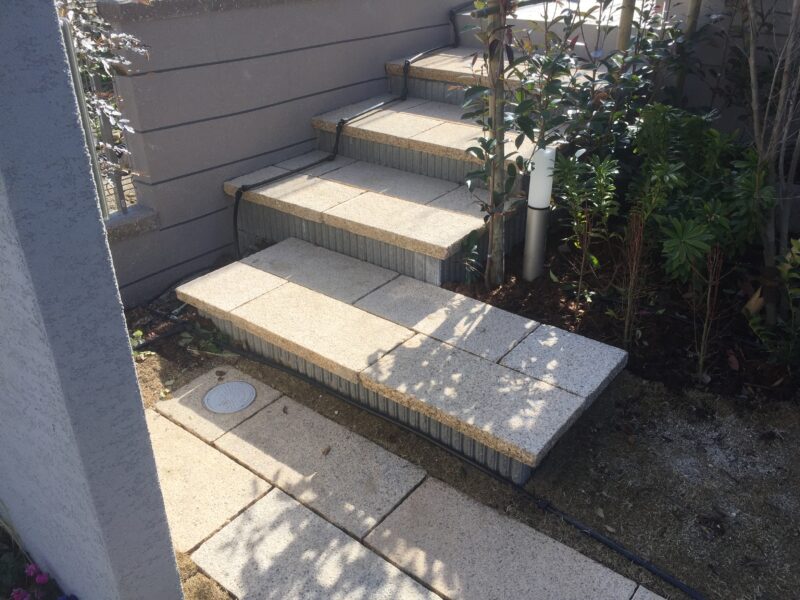 エクステリア施工例 No.1812301-3「階段部は化粧ＣＢで蹴上を作り敷石を設置しました。」