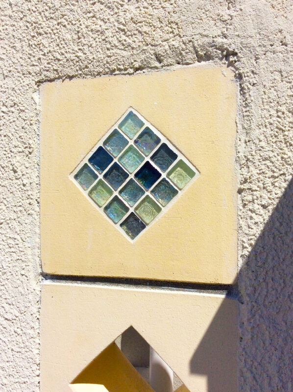 エクステリア施工例 No.1813065-3「ガラスタイルで装飾したブロックです」