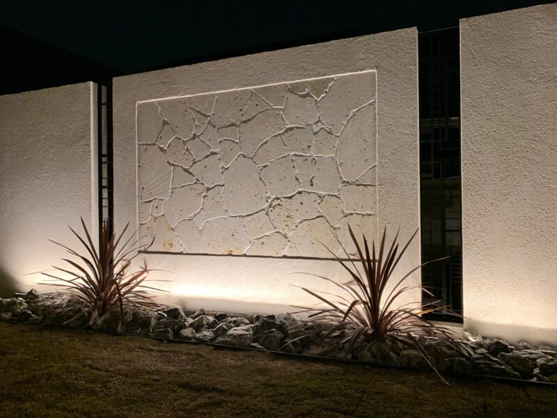 エクステリア施工例 No.2023311-3「タイルテラスから眺める琉球石灰岩の意匠壁。」