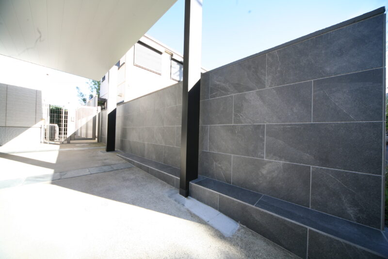 エクステリア施工例 No.2132252-4「既存の塀をうまく使い石調のタイルが素敵～」